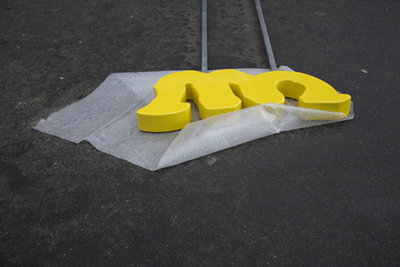 Vues de l'installation en anamorphose dans l'entrée du collège de Labenne