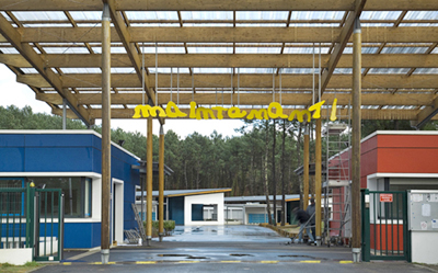 Vues de l'installation en anamorphose dans l'entrée du collège de Labenne